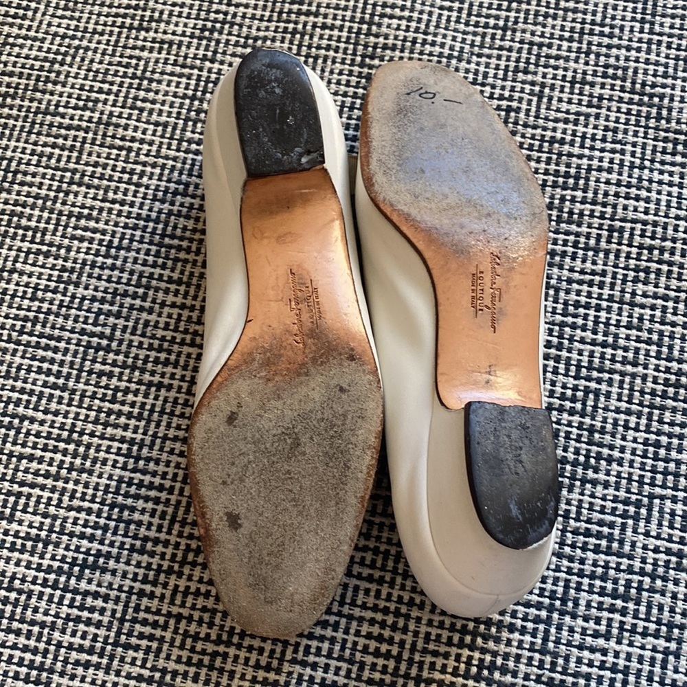 Ferragamo Cream Bow Heels - Picture 2 of 3